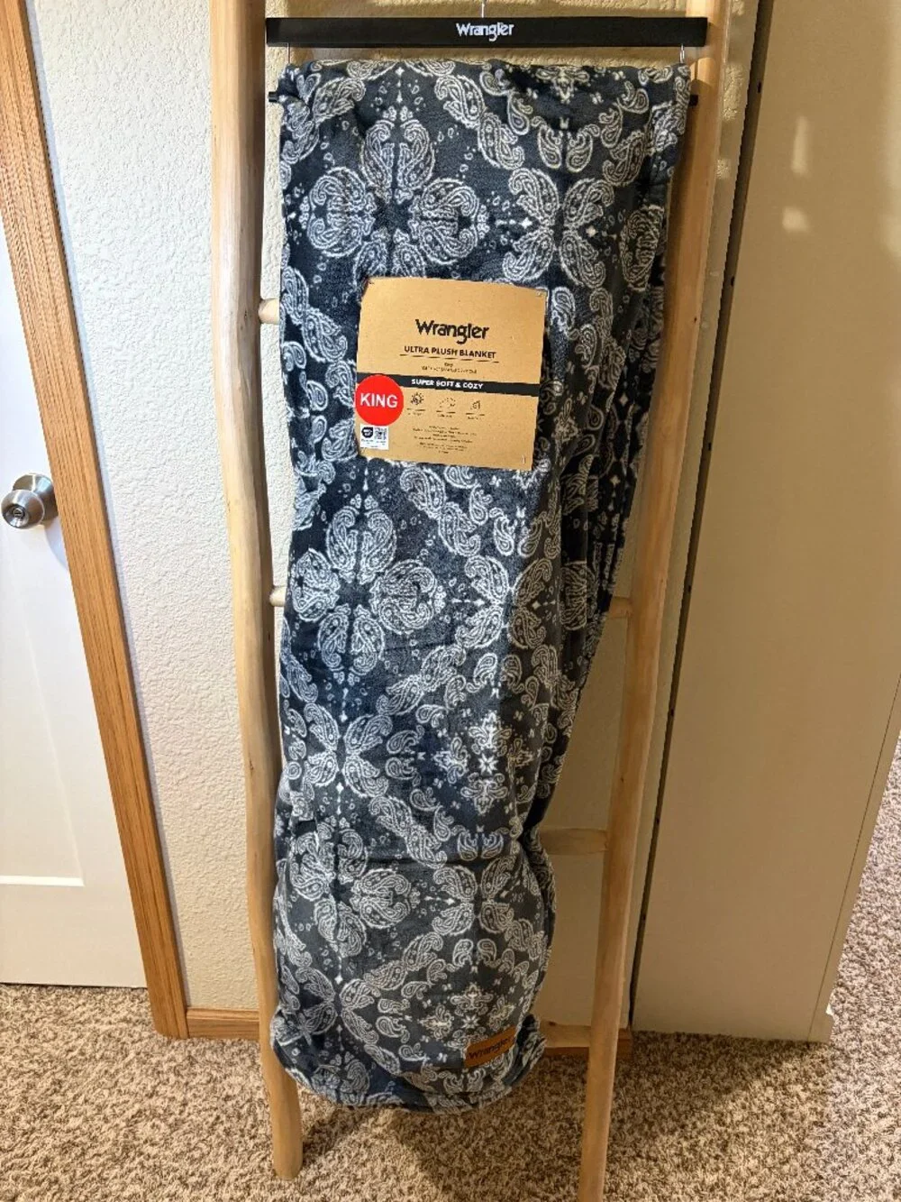 Wrangler King Paisley Ultra Plush Blanket Gray White Western 108x90 NWT